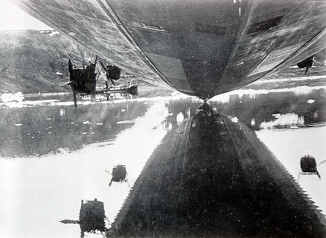 In einer Bucht der Hooker-Insel, die zu Franz-Joseph-Land gehört, spiegelt sich der Rumpf des Zeppelin. Hier fand das Treffen mit dem ...