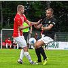 Vorsicht Ball! Tim Simon vom FC Pfaffenweiler (links) im Duell mit dem Hölzlebrucker Patrick Matt. Pfaffenweiler bleibt nach dem ...