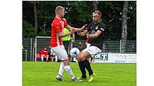Vorsicht Ball! Tim Simon vom FC Pfaffenweiler (links) im Duell mit dem Hölzlebrucker Patrick Matt. Pfaffenweiler bleibt nach dem ...