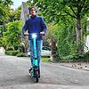 SÜDKURIER-Praktikant Jonas Ganslmeier unterwegs mit dem E-Roller durch Überlingen, hier in der Jahnstraße.