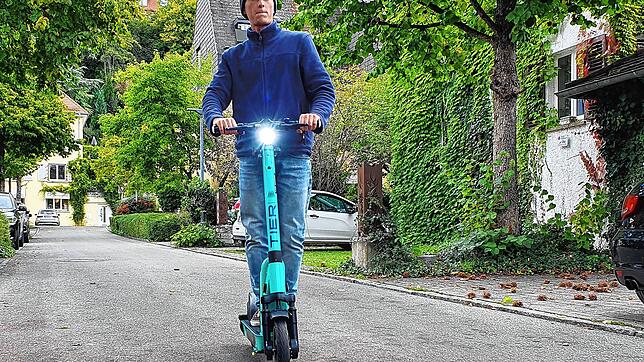 SÜDKURIER-Praktikant Jonas Ganslmeier unterwegs mit dem E-Roller durch Überlingen, hier in der Jahnstraße.