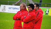 Das Salemer Trainergespann um Cheftrainer Reiner Steck (Mitte) sah beim 2:1-Erfolg über die SG Reichenau einen glücklichen 2:1-Erfolg.