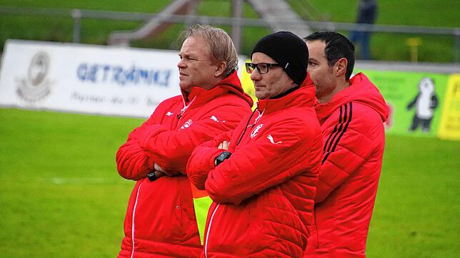 Das Salemer Trainergespann um Cheftrainer Reiner Steck (Mitte) sah beim 2:1-Erfolg über die SG Reichenau einen glücklichen 2:1-Erfolg.