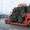 Mit einer Spedition wird Militärgerät zum US-Stützpunkt in Mannheim transportiert.