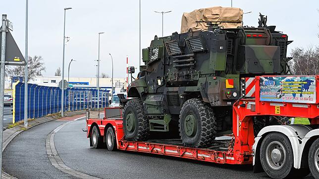 Mit einer Spedition wird Militärgerät zum US-Stützpunkt in Mannheim transportiert.