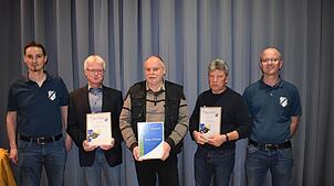 Der SV Berau ehrte treue Mitglieder für 25- und 50-jährige Mitgliedschaft. Von links: Vorsitzender Patrick Matt, Otto Schumann (50 ...