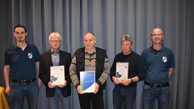Der SV Berau ehrte treue Mitglieder für 25- und 50-jährige Mitgliedschaft. Von links: Vorsitzender Patrick Matt, Otto Schumann (50 ...