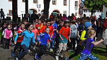 Die Grundschüler aus St. Blasien beim Spendenlauf. Foto: Christiane Sahli
