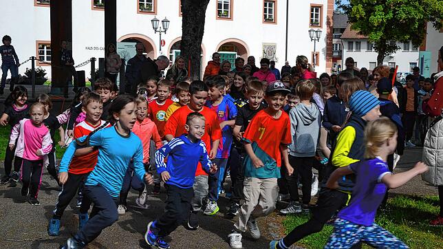 Die Grundschüler aus St. Blasien beim Spendenlauf. Foto: Christiane Sahli