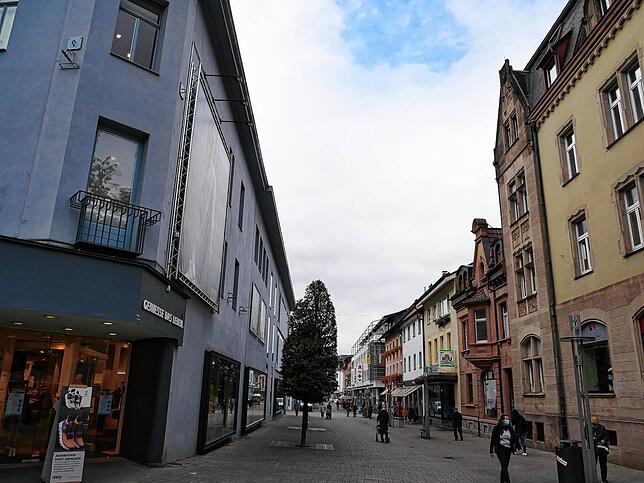 Die Ecke Steinbrück-/Schützenstraße heute. Die beiden Gründerzeitler (rechts) existieren noch, am Kaufhaus May erinnert noch der Balkon ...