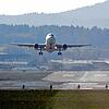 Eine Passagiermaschine startet auf dem Zürcher Flughafen. Während die Pandemie abzuklingen scheint, nimmt auch der Flugverkehr auf dem ...