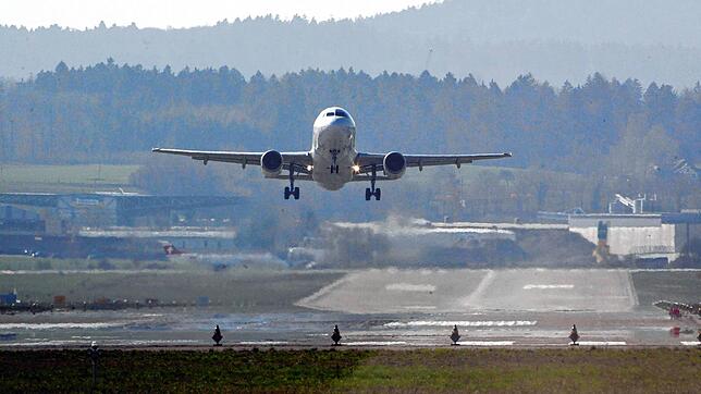 Eine Passagiermaschine startet auf dem Zürcher Flughafen. Während die Pandemie abzuklingen scheint, nimmt auch der Flugverkehr auf dem ...