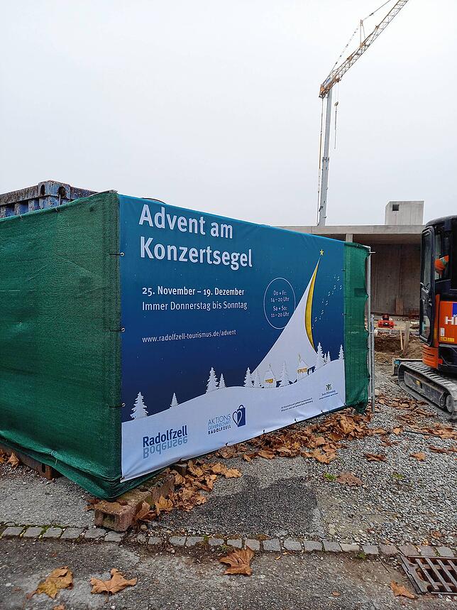 Banner für den &bdquo;Advent am Konzertsegel&ldquo; am Bauzaun auf der Mole.