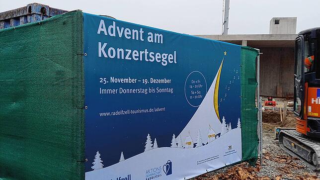 Banner für den &bdquo;Advent am Konzertsegel&ldquo; am Bauzaun auf der Mole.