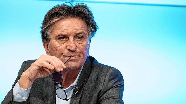 Manfred Lucha sieht man die Strapazen der Pandemie mittlerweile an &ndash; nach dem Durcheinander des Wochenendes steht er erneut im ...