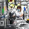 Hallo Sommerjob: ZF Friedrichshafen sucht helfende Hände für die Produktion. Eine Monteurin arbeitet im Werk zwei des ...