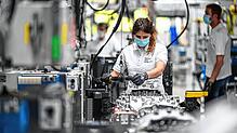 Hallo Sommerjob: ZF Friedrichshafen sucht helfende Hände für die Produktion. Eine Monteurin arbeitet im Werk zwei des ...