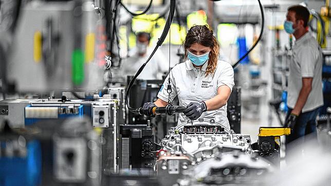 Hallo Sommerjob: ZF Friedrichshafen sucht helfende Hände für die Produktion. Eine Monteurin arbeitet im Werk zwei des ...