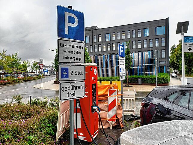 Hier ist eine öffentliche Ladesäule am Villinger Bahnhof: Besitzer von Elektro- oder Hybridfahrzeugen mit dem „E“ im ...