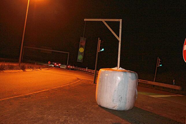 Ein Galgen mit Ampel am Kreuzungsknoten bei Bad Dürrheim. Hier haben Landwirte gegen die Ampel-Regierung demonstriert.