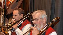 So kennt man Franz Glatz (rechts), wie beim zurückliegenden Jahreskonzert des Musikvereins Harmonie Niedereschach inmitten seines ...