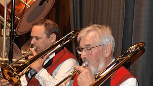 So kennt man Franz Glatz (rechts), wie beim zurückliegenden Jahreskonzert des Musikvereins Harmonie Niedereschach inmitten seines ...