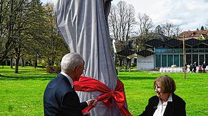 Eine rote Schleife, aufgelöst von Uta Homolka und Bürgermeister Fritz Link, gibt anschließend den Blick auf die beeindruckende Skulptur ...