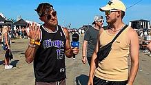 Die SÜDKURIER-Reporter Marvin Nagel (li.) und Jeronimo Hillgruber treten im Festival-Bingo gegeneinander an.