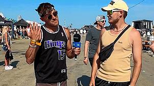 Die SÜDKURIER-Reporter Marvin Nagel (li.) und Jeronimo Hillgruber treten im Festival-Bingo gegeneinander an.