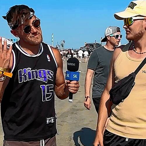 Die SÜDKURIER-Reporter Marvin Nagel (li.) und Jeronimo Hillgruber treten im Festival-Bingo gegeneinander an.