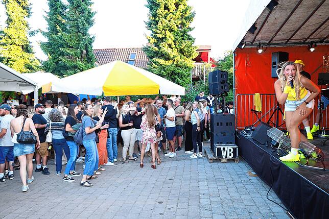 Bild 10: Feierlaune mit der Gretle-Band beim Dettinger Dorffest - hier gibt’s die schönsten Bilder