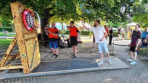 Das Finale beim ersten Open-Air-Dartturnier von „Rähna Dart“ auf dem Hagnauer Minigolfplatz. Hier spielt gerade der spätere Sieger ...