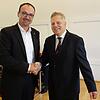 Konstanz hat einen neuen Stadtkämmerer: OB Uli Burchardt (links) beglückwünscht nach der Wahl Ulrich Schwarz, der zuletzt Bürgermeister ...