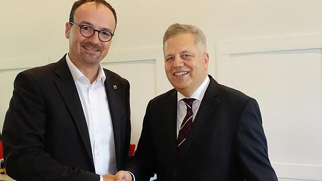 Konstanz hat einen neuen Stadtkämmerer: OB Uli Burchardt (links) beglückwünscht nach der Wahl Ulrich Schwarz, der zuletzt Bürgermeister ...