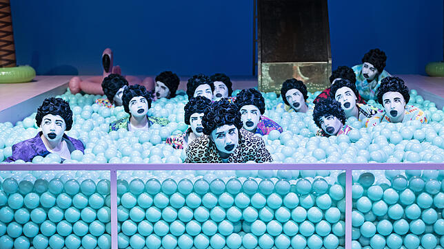 Ein Bad in den Bällen: die Darsteller des Kidsclub des Konstanzer Theaters.