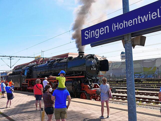 Für Eisenbahnliebhaber ist das ein großer Moment: Die Museumsbahn fährt zum ersten Mal in den Hauptbahnhof Singen ein.