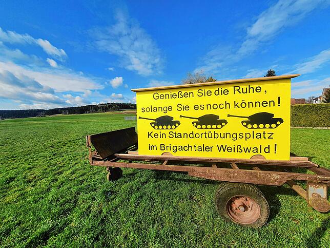 Plakativer Protest bei Überauchen gegen den Standortübungsplatz.