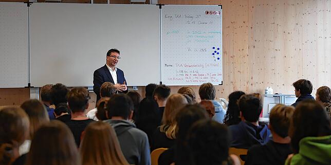Die Schüler der Gebhardschule hören dem Vortrag von Michael Blume gespannt zu.