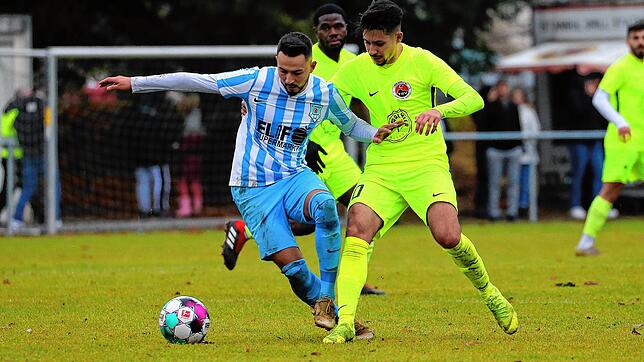 Der Türkisch SV Singen (Furkan Kirmaci, rechts) war im Duell mit dem FC Anadolu Radolfzell (Ugur Karaotcu) klar besser und siegte mit ...