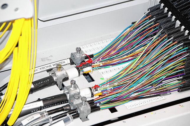 Unzählige geordnete Kabel treffen im PoP (Point of Presence) in Stühlingen zusammen. Mit dem Glasfasernetz haben die Stühlinger nun ein ...