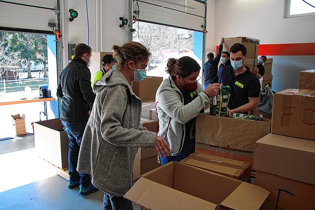 Die zehn Helfer der Feuerwehrabteilung Stühlingen-Wangen sind ein eingespieltes Team beim Verpacken der Sachspenden für die Ukraine. ...