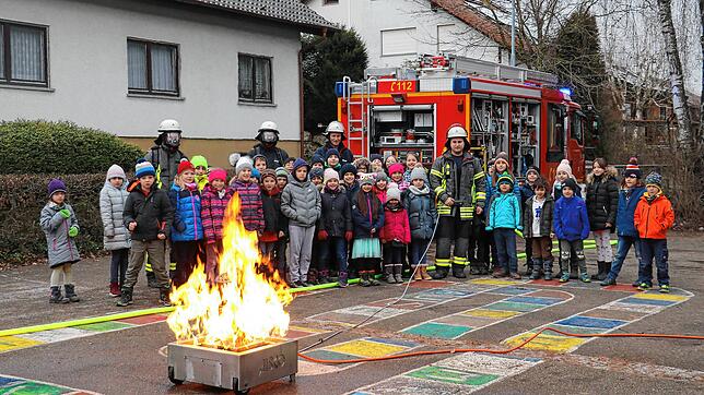 Die Kinder der Stahringer Grundschule dürfen im Rahmen der Brandschutzerziehung einen Notruf absetzen, auf den prompt ein Feuerwehrauto ...