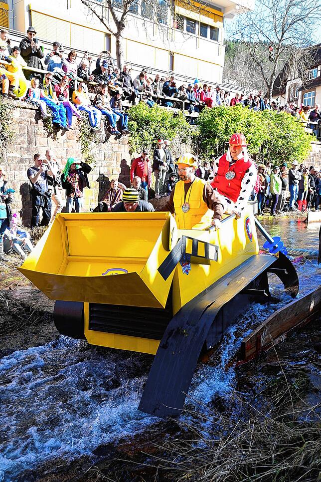 Bild 11: Bach-Na-Fahrt: Zehntausende Zuschauer bejubeln mutige Narren