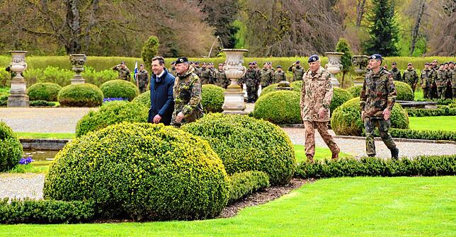 OB Erik Pauly, Generalmajor Ruprecht von Butler, Oberstleutnant Timo Elbertzhagen und Oberst Philipp Leyde (v.l.n.r.) im Schlosspark.