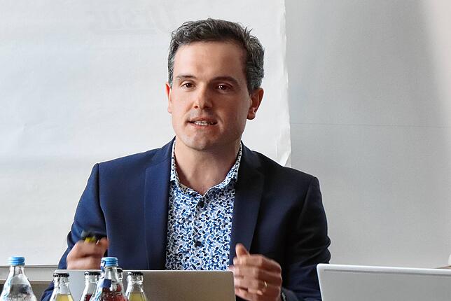 Paul Weisser, Projektmanager der Gesellschaft RES-Group, deren Tochtergesellschaft die Windkraft Schonach ist, stellt die Planungen für ...