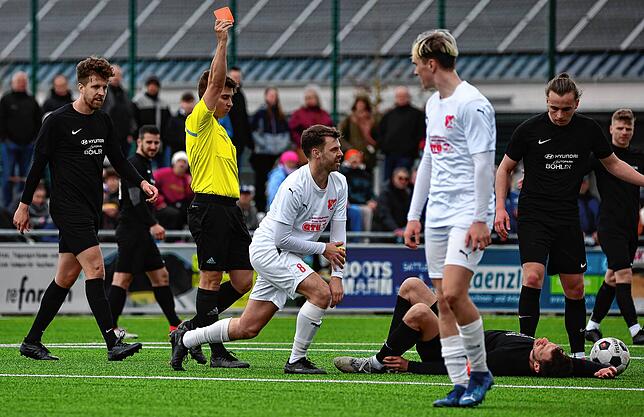 Gelb-Rot: Der bereits verwarnte Benedikt Nickel vom TuS Binzen kassierte in der Verlängerung gegen die SG FC Wehr/Brennet nach einem ...