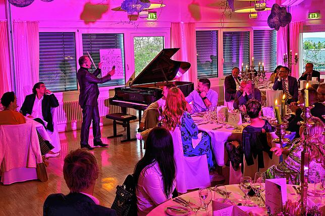 Mentalmagier Andy Häussler unterhält die Gäste des Gala-Diners mit seiner Zahlenakrobatik.