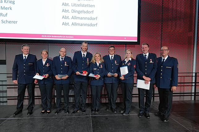Hier die Verleihung des Feuerwehr-Ehrenzeichens in Silber für 25 Jahre aktive Tätigkeit in der Feuerwehr.