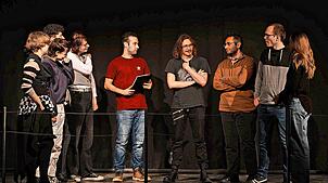Beim Theaterensemble laufen die Proben für die Premiere des Stücks „How to be human“auf Hochtouren.  Bild: Max Tabori