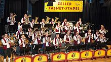 Die Narrenmusik teilt sich beim Fasnets-Stadel die Bühne mit zahlreichen anderen Musikern. Hauptsache den Gästen gefällt es.